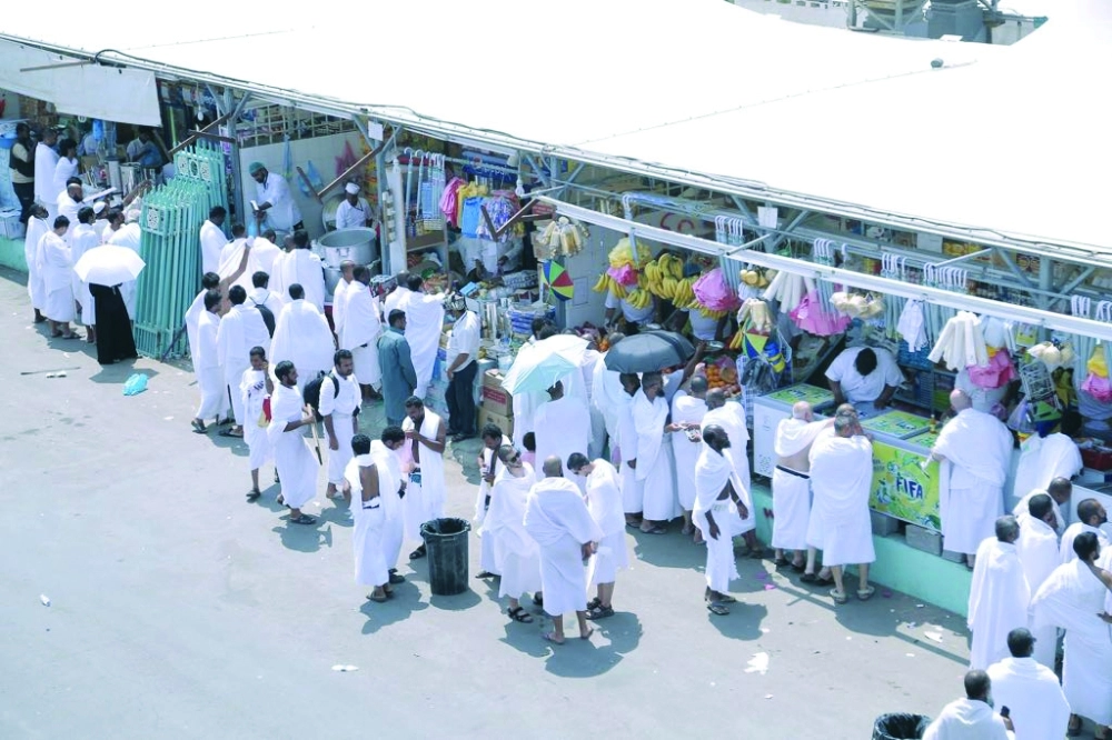 عصائر وفواكه ومأكولات خاضعة للرقابة تقدم للحجاج                   (أحمد جابر)