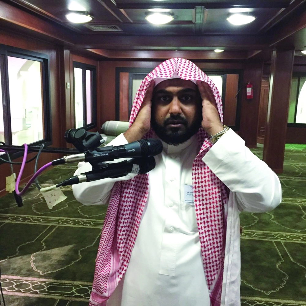 عماد بقري يرفع الأذان بمسجد نمرة (مكة)