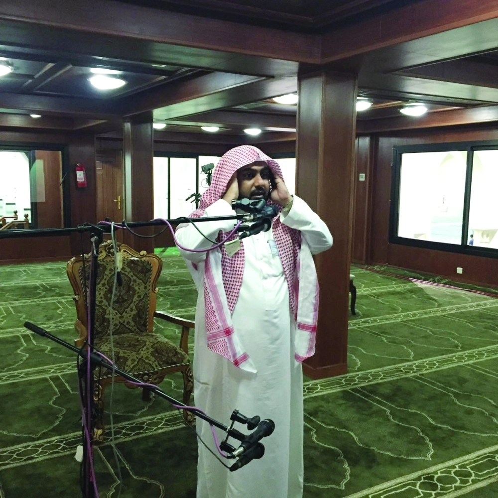 عماد بقري يرفع الأذان بمسجد نمرة  (مكة) 