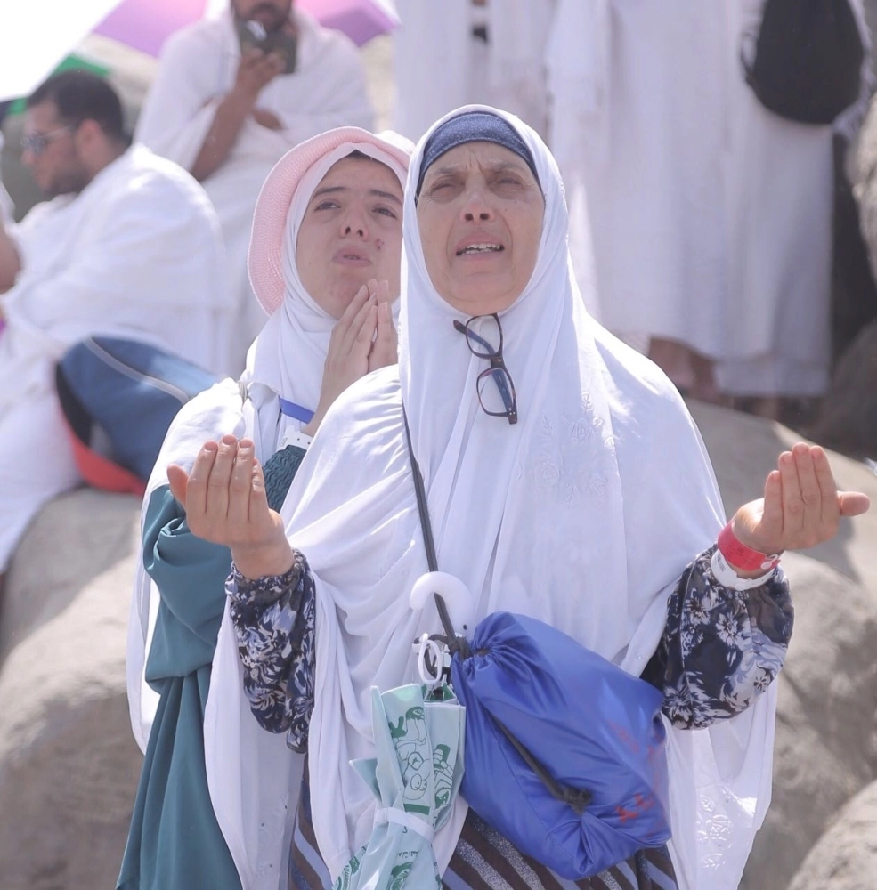 حاجة على جبل الرحمة تتضرع وتذرف دموعها (أحمد جابر)