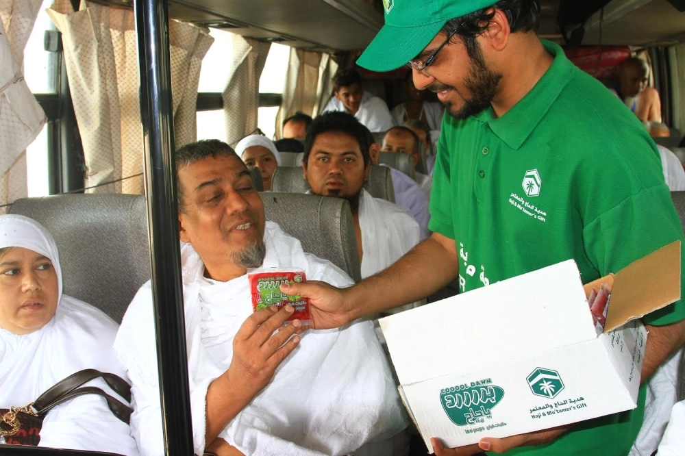 تقديم الآيس كريم للحجاج  (واس)