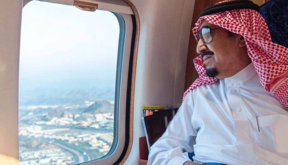 الملك سلمان بن عبدالعزيز يتفقد أحوال الحجاج من الطائرة الهيلوكوبتر (واس)