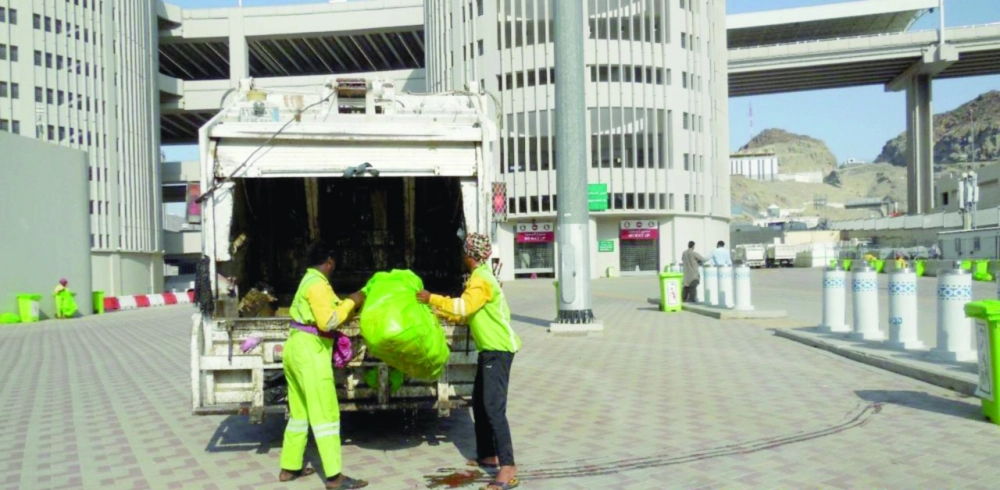 تفريغ حاويات النفايات من مشعر منى  (واس) 