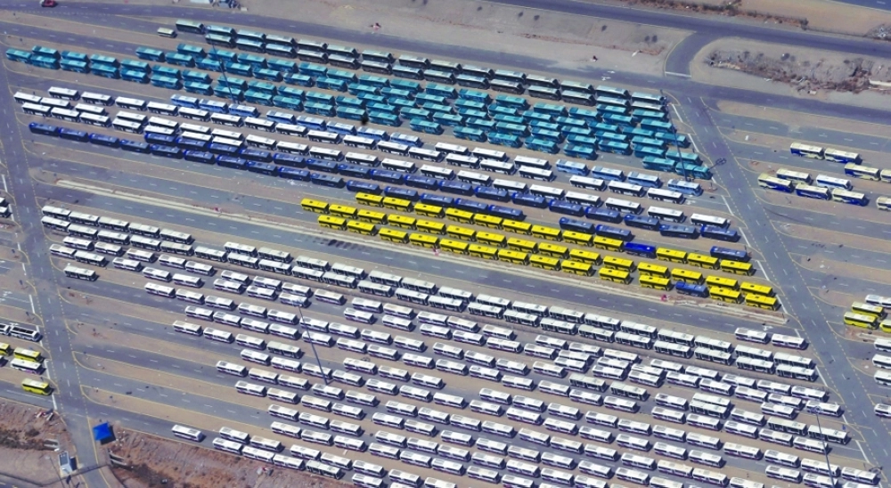 اصطفاف كبريتي للحافلات بمواقف عرفات (عبدالمحسن دومان)