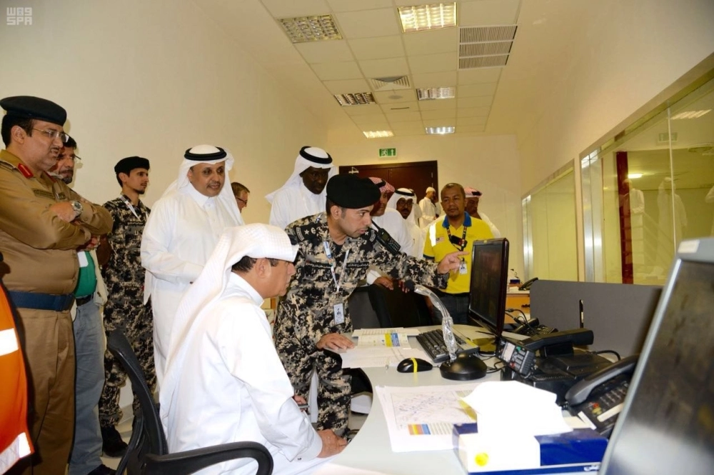 .. ويستمع لشرح في مركز العمليات الموحد  (واس)