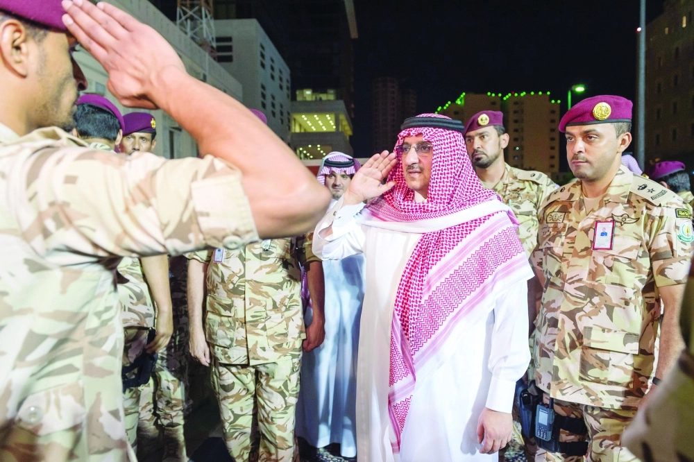 الأمير محمد بن نايف لدى تفقده أمس استعدادات قوات الأمن الخاصة المشاركة في مهام حج 1437 هـ  (واس)