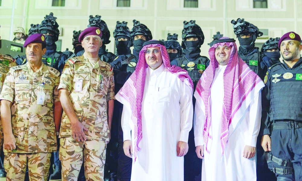 الأمير محمد بن نايف لدى تفقده أمس الأول استعدادات قوات الأمن الخاصة المشاركة في مهام حج 1437 هـ  (واس)
