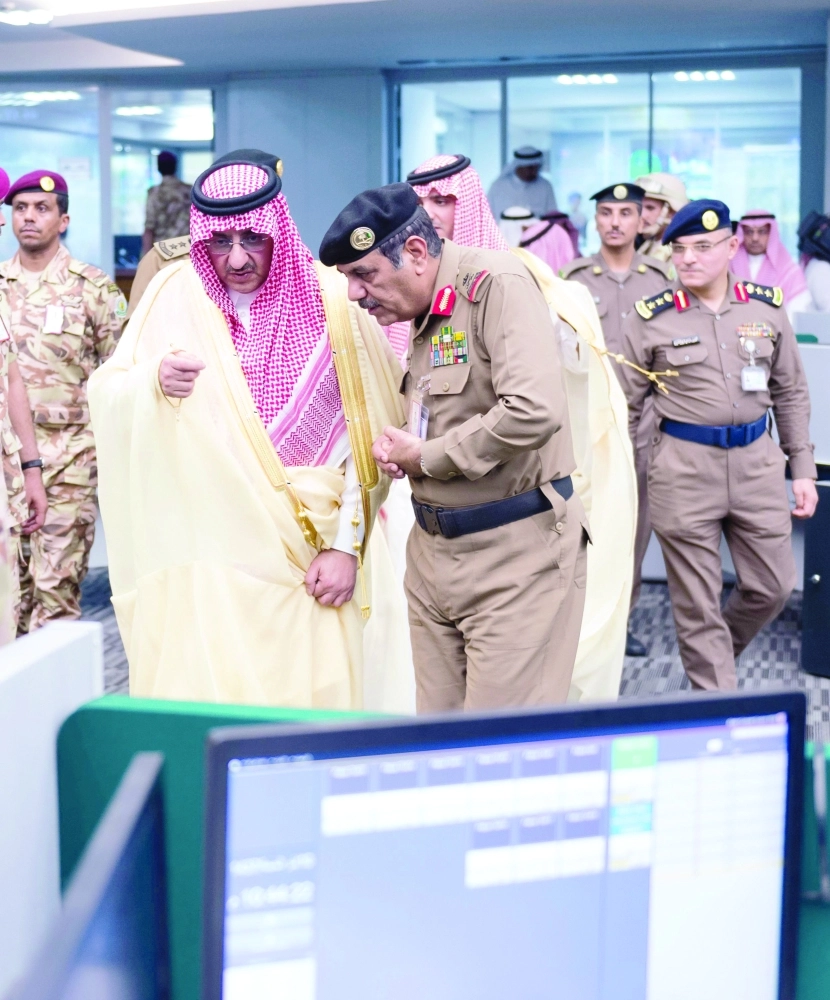 الأمير محمد بن نايف خلال تفقده سير العمل في مركز العمليات الأمنية الموحدة 911 في مكة (واس)