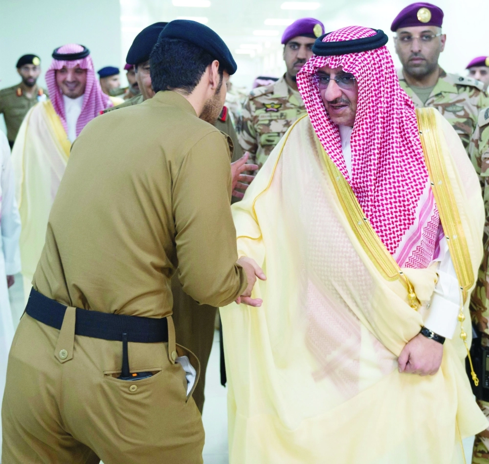 الأمير محمد بن نايف خلال تفقده سير العمل في مركز العمليات الأمنية الموحدة 911 في مكة (واس)