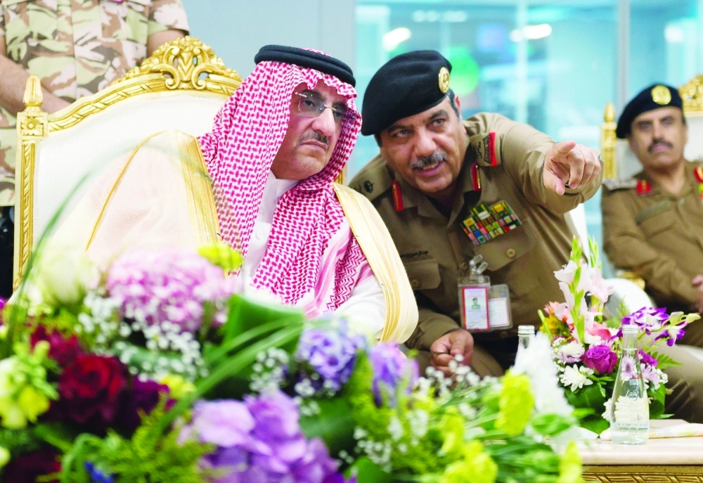 الأمير محمد بن نايف خلال تفقده سير العمل في مركز العمليات الأمنية الموحدة 911 في مكة (واس)