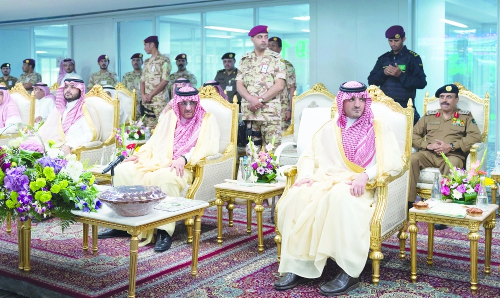 الأمير محمد بن نايف خلال تفقده سير العمل في مركز العمليات الأمنية الموحدة 911 في مكة (واس)
