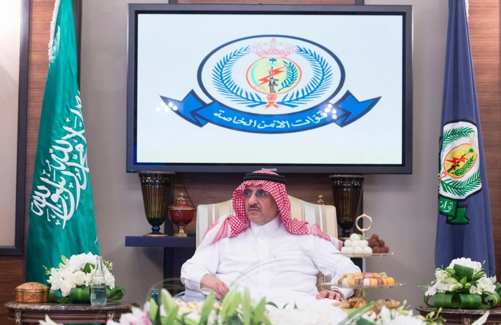 الأمير محمد بن نايف لدى تفقده أمس الأول استعدادات قوات الأمن الخاصة المشاركة في مهام حج 1437 هـ (واس)