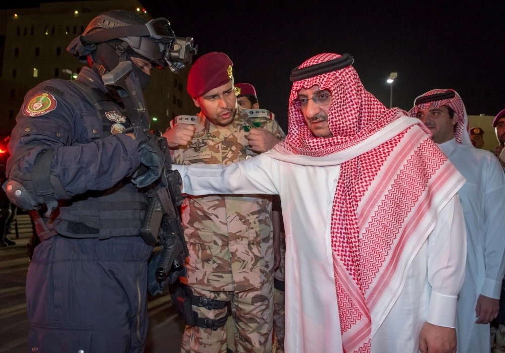 الأمير محمد بن نايف لدى تفقده أمس استعدادات قوات الأمن الخاصة المشاركة في مهام حج 1437 هـ (واس)