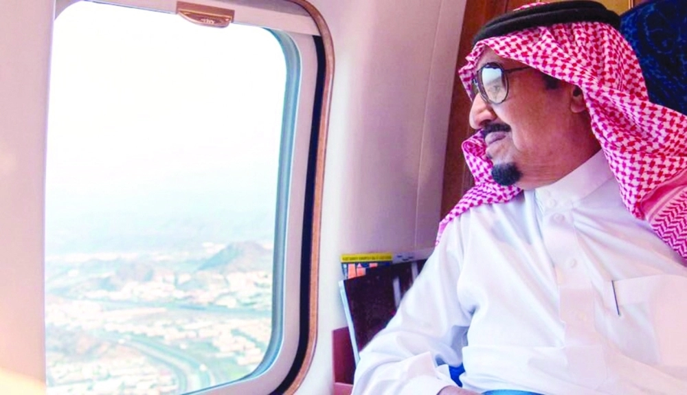 الملك سلمان يتابع من الطائرة أمس حركة الحجاج في المشاعر (بندر الجلعود)