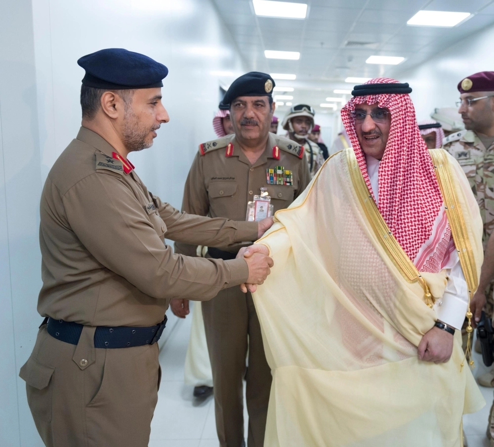 الأمير محمد بن نايف خلال تفقده سير العمل في مركز العمليات الأمنية الموحدة 911 في مكة (واس)