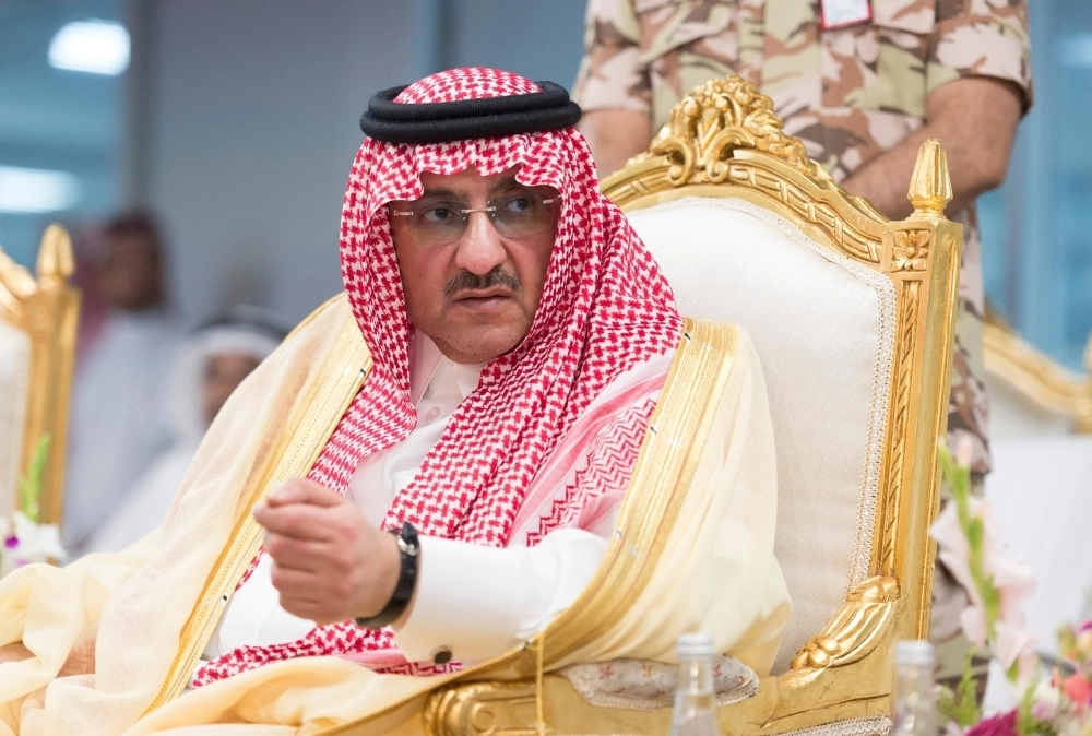 الأمير محمد بن نايف خلال تفقده سير العمل في مركز العمليات الأمنية الموحدة 911 في مكة (واس)