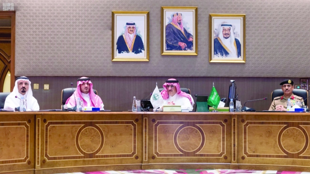 ولي العهد خلال تدشين مشروع شبكة الألياف البصرية لوزارة الداخلية ومشروع كاميرات المراقبة الالكترونية عالية الدقة بالمشاعر (واس)