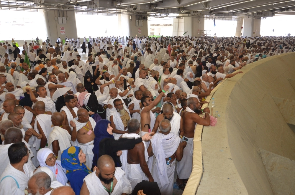 حجاج خلال رمي الجمرات أمس                   (عبدالمحسن دومان)