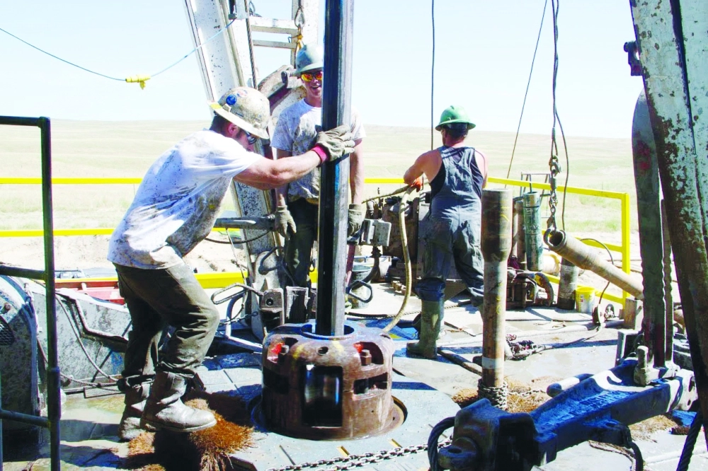 فنيون أثناء استخراج النفط                                (مكة)