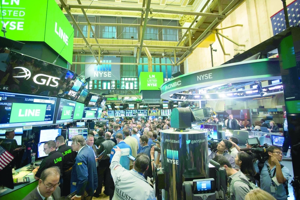 متعاملون في بورصة نيويورك، التي تستقطب أموالا خليجية للاستثمار في الأسهم الأمريكية                                                        (أ ف ب) 