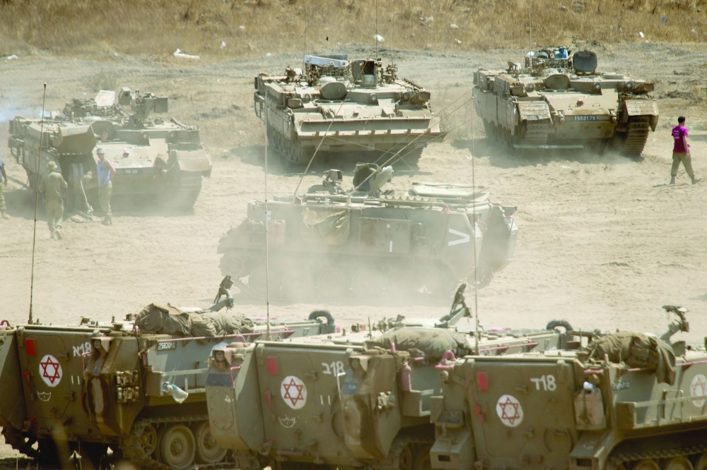 آليات مدرعة إسرائيلية بهضبة الجولان السورية أمس                    (أ ب)