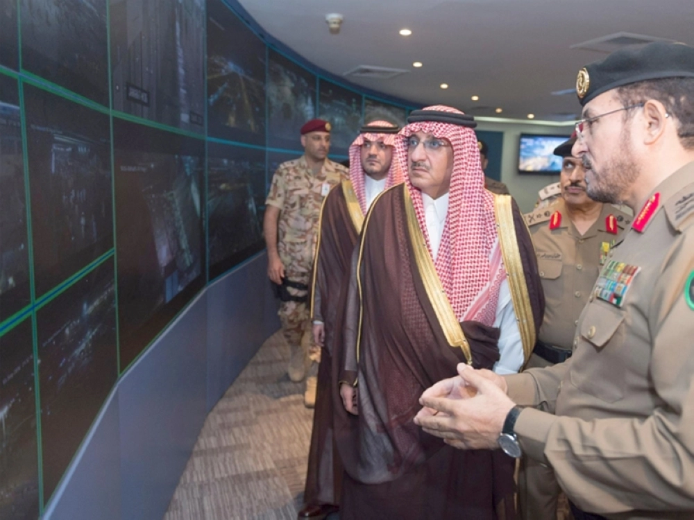 الأمير محمد بن نايف خلال تفقده مركز القيادة والسيطرة لأمن الحج (واس)