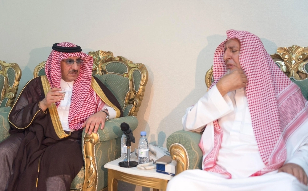 الأمير محمد بن نايف لدى زيارته عبدالعزيز آل الشيخ  (واس)