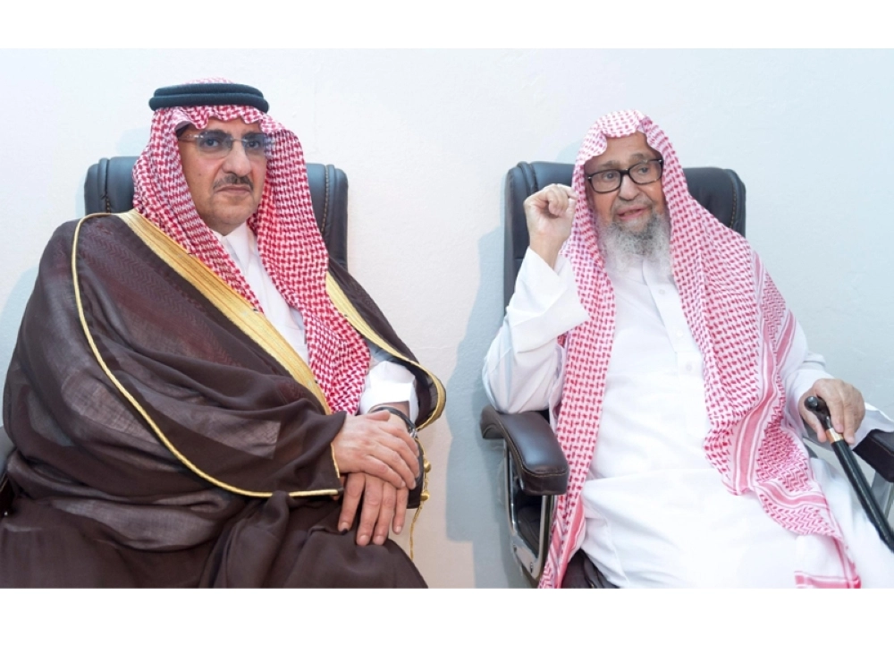 الأمير محمد بن نايف خلال زيارته لصالح الفوزان (واس)