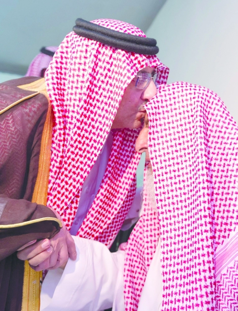 الأمير محمد بن نايف يقبل رأس عبدالعزيز آل الشيخ (واس)