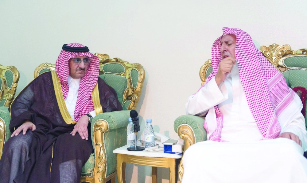 الأمير محمد بن نايف لدى زيارته عبدالعزيز آل الشيخ                                         (واس)