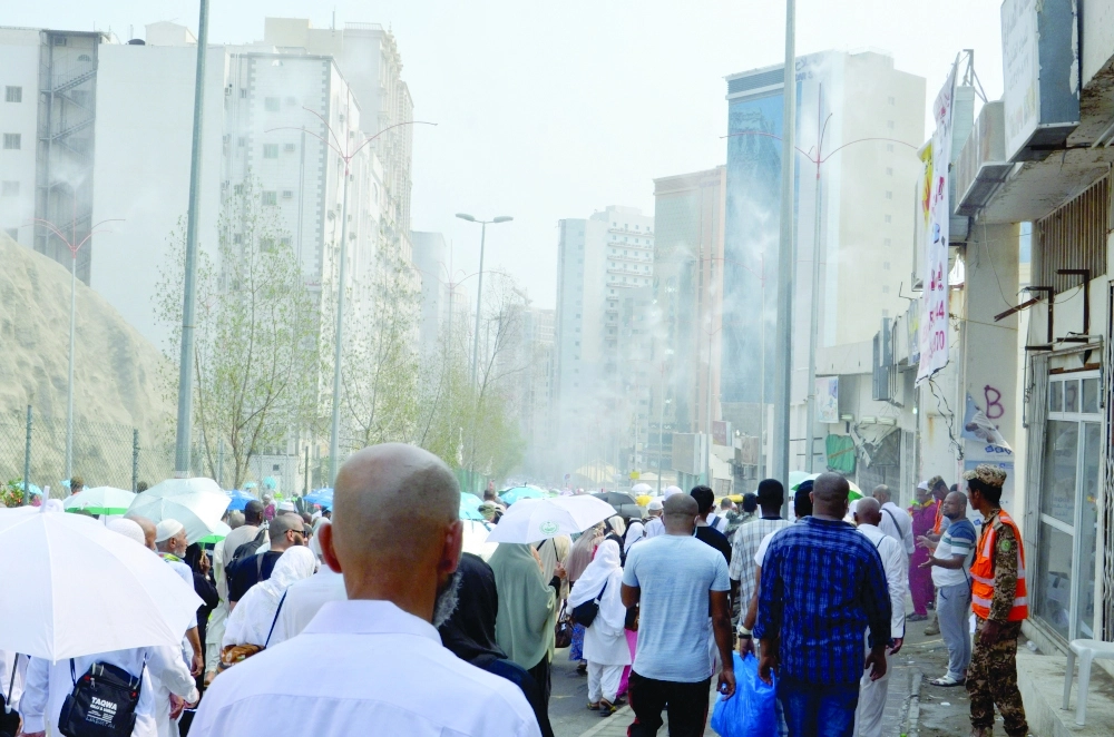 حجاج في طريقهم إلى الحرم المكي    (عبدالمحسن دومان)