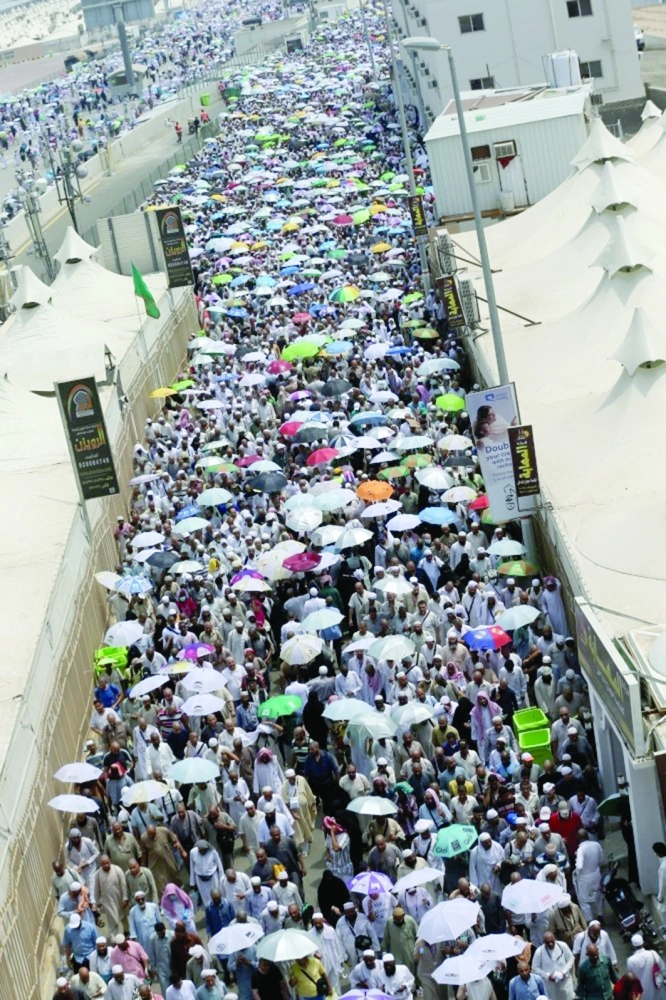 حجاج ينفرون من منى أمس                (عبدالمحسن دومان)