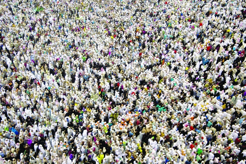 ضيوف الرحمن يطوفون في الحرم المكي أمس                                                                                       (أنس الحارثي)