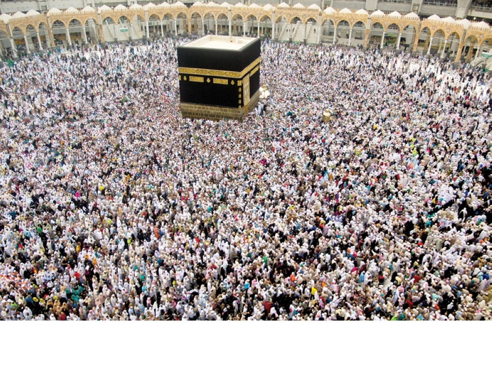 الحجاج المتعجلون خلال الطواف في الحرم المكي أمس ( أنس الحارثي)