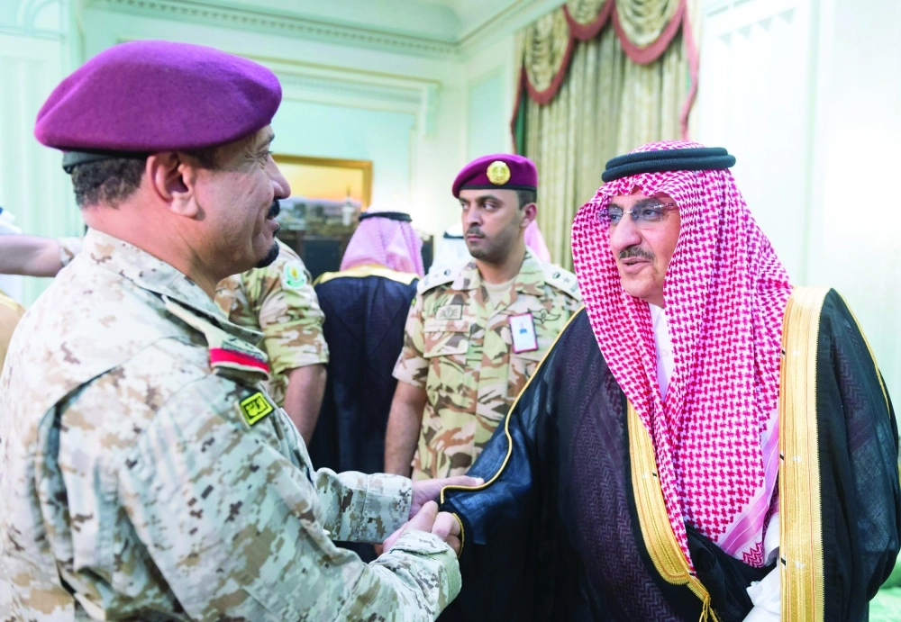 الأمير محمد بن نايف مصافحا أحد القادة العسكريين خلال اللقاء 