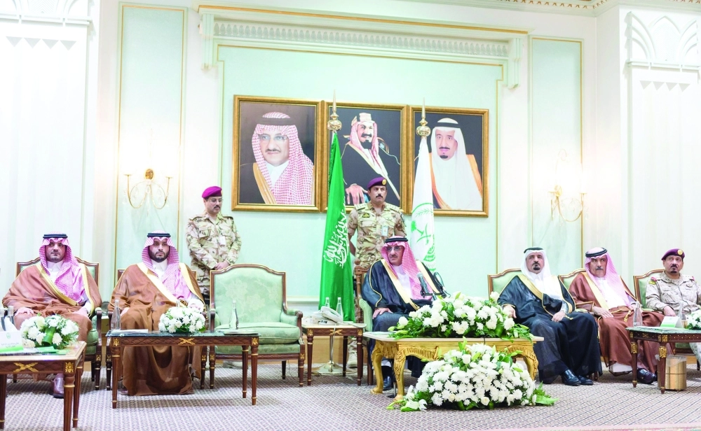 الأمير محمد بن نايف لدى لقائه قادة القطاعات العسكرية المشاركة بالحج أمس الأول في منى (واس)