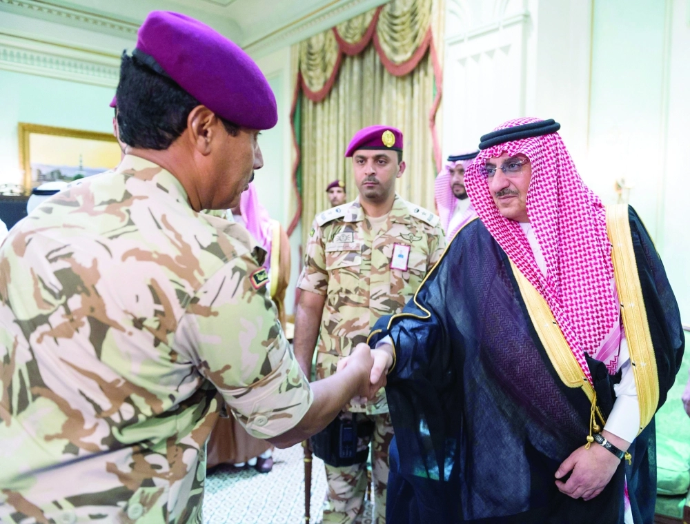 الأمير محمد بن نايف مصافحا أحد القادة العسكريين خلال اللقاء