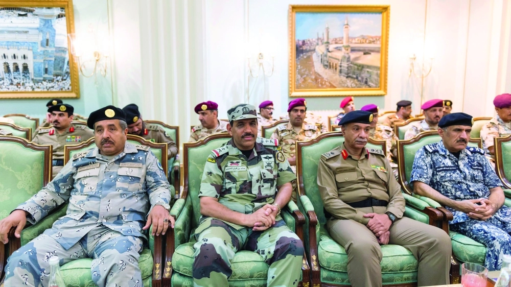 منصور التركي وقادة عسكريون خلال اللقاء