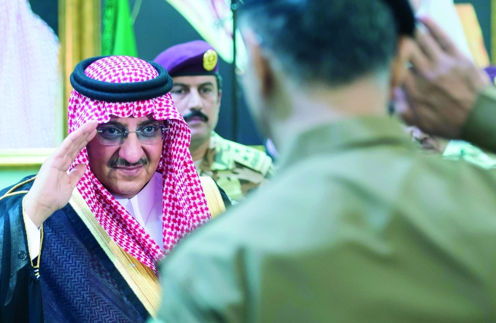 الأمير محمد بن نايف يرد التحية لأحد القادة العسكريين