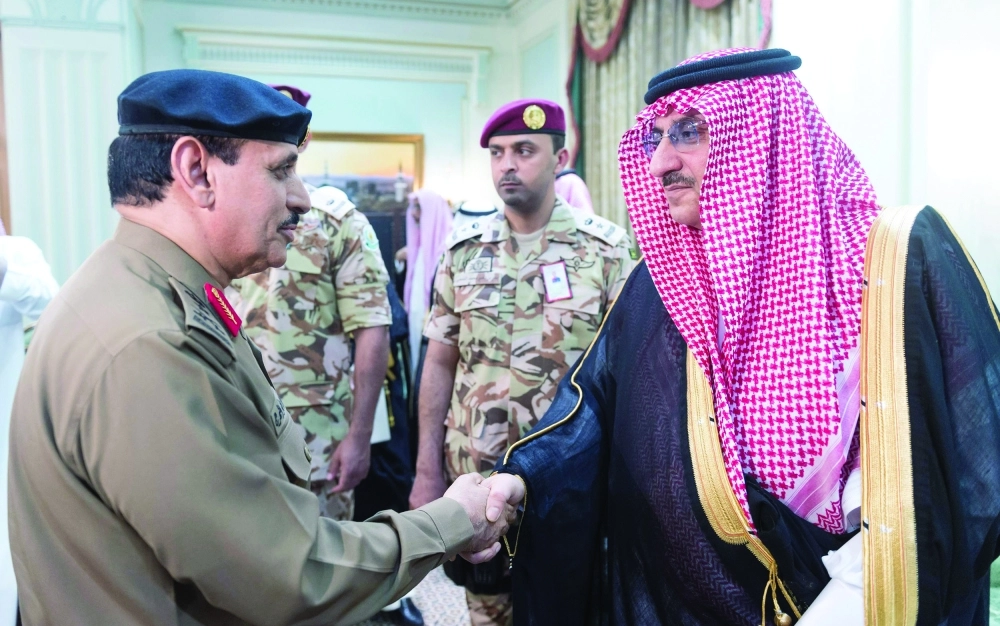 الأمير محمد بن نايف مصافحا عثمان المحرج خلال اللقاء