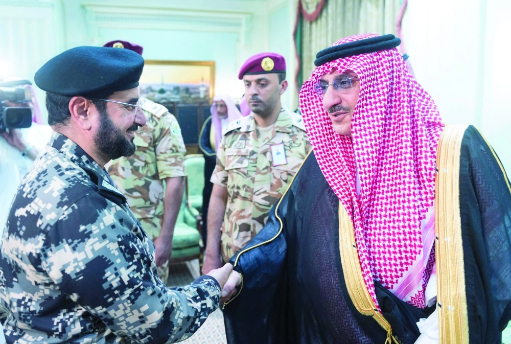 الأمير محمد بن نايف مصافحا أحد القادة العسكريين خلال اللقاء 