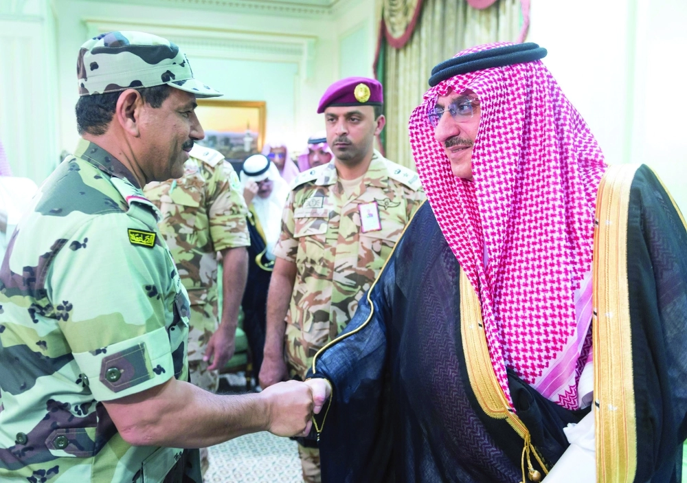 الأمير محمد بن نايف مصافحا خالد الحربي خلال اللقاء 