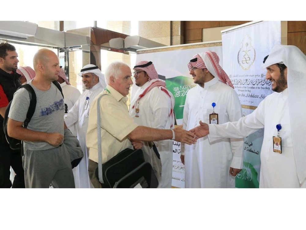 من استقبال ضيوف برنامج خادم الحرمين الشريفين         (واس)