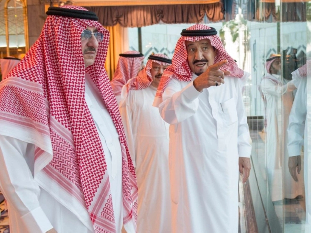 الملك سلمان بن عبدالعزيز خلال وقوفه مع الأمير محمد بن سلمان في المشاعر المقدسة  (واس)