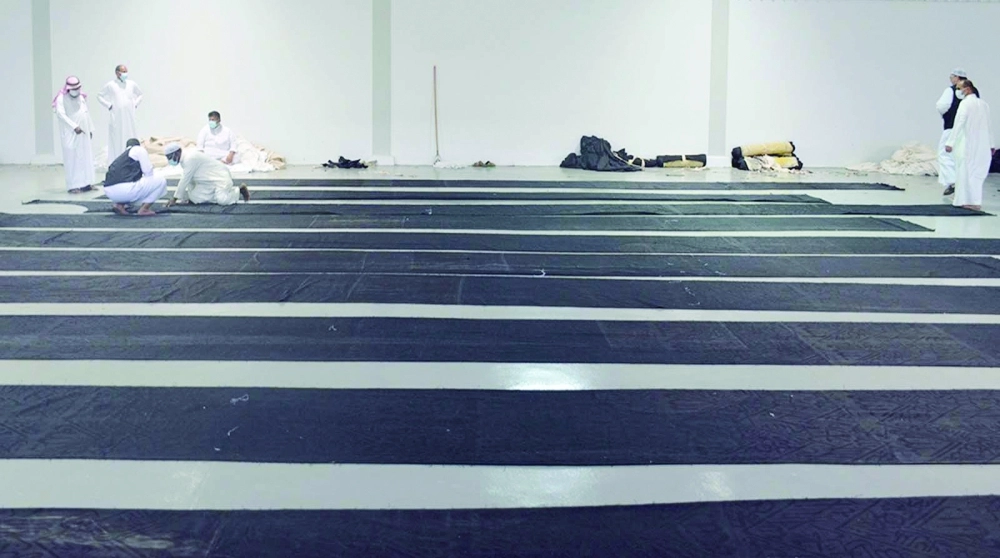 أفراد اللجنة خلال فك وتفتيق نسيج مكونات الكسوة                       (واس)