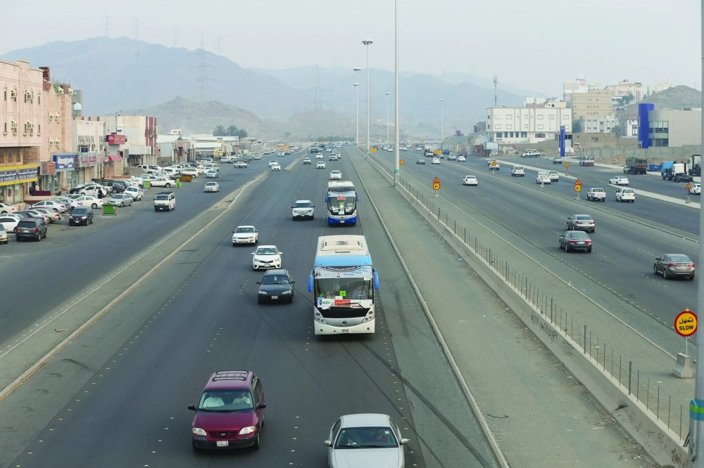 باصات حجاج متجهة إلى المدينة المنورة أمس             (عبدالمحسن دومان)