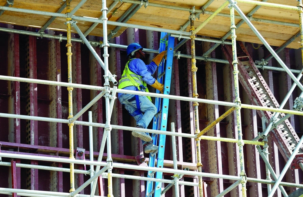 عمال في إحدى شركات المقاولات                                      (مكة)