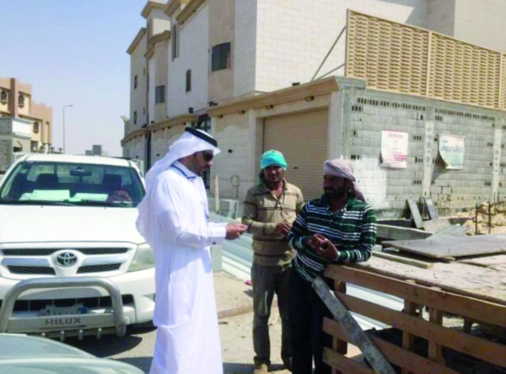 ممثل العمل أثناء ضبط إحدى المخالفات                                              (مكة)