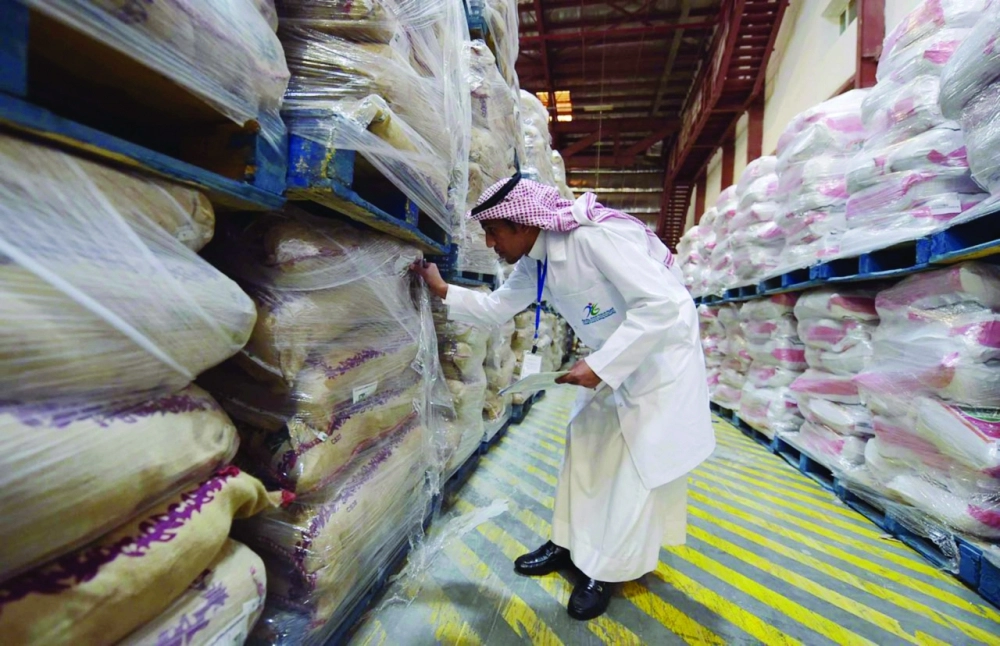 مفتش من هيئة الغذاء والدواء يعاين أغذية (مكة)