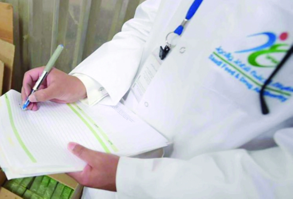 مفتش من الهيئة يسجل ملاحظته 